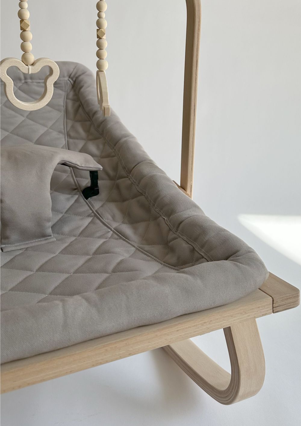 Unique Love Babywippe Moon grey mit Spielbogen