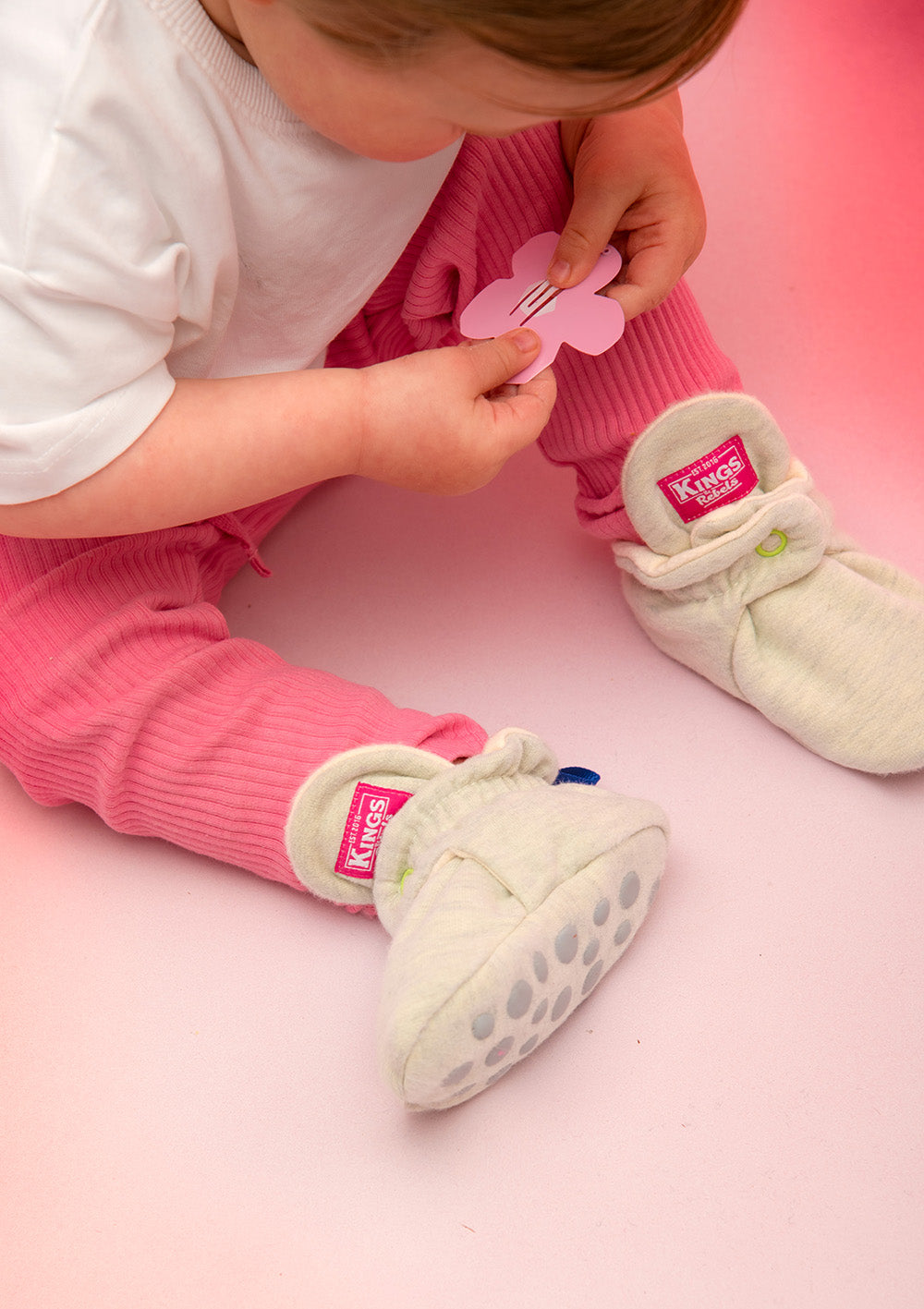 Kings&Rebels Baby Booties Cotton Mixed Color Pop Pink - gezeigt am Fuß