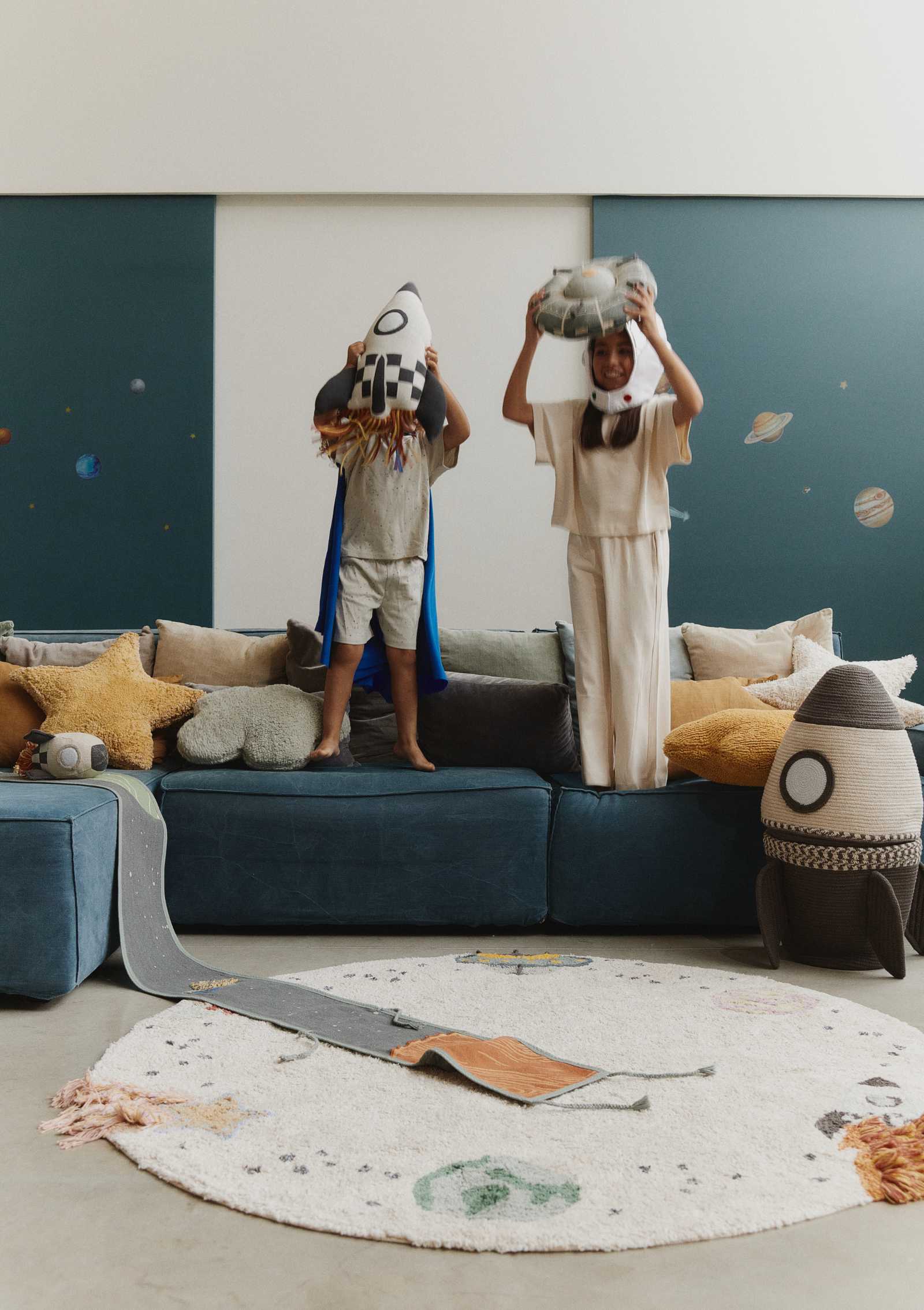 Lorena Canals Teppich mit Weltraum-Motiven 'Interstellar Journey' Ø 140 cm