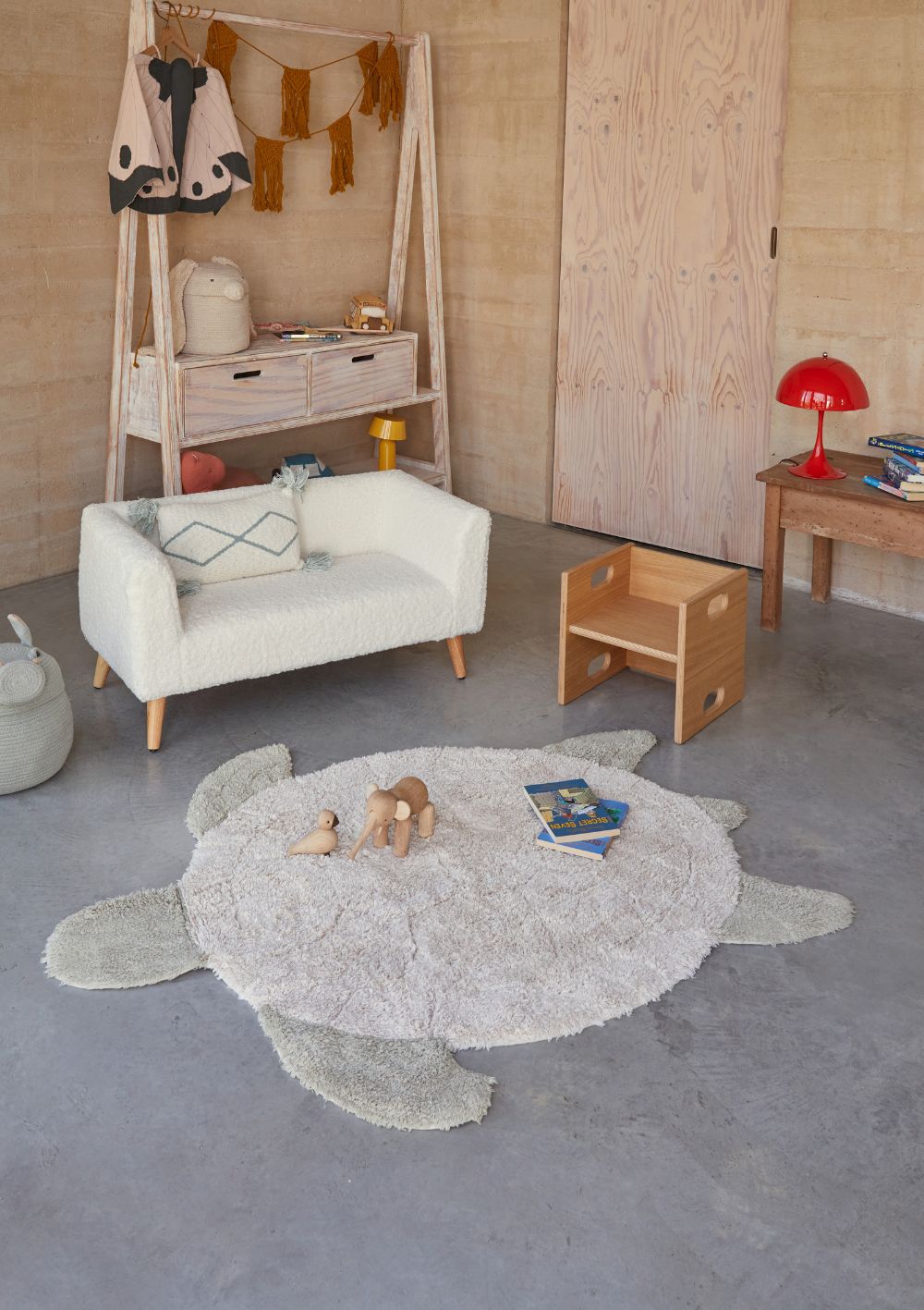 Lorena Canals Teppich mit Tiermotiv 'Sea Turtle' 130 x 110 cm – in eingerichtetem Kinderzimmer