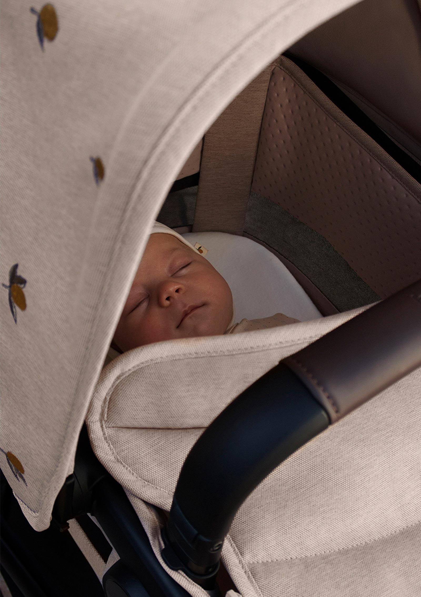 Bugaboo Kinderwagen-Set 'Fox 5 Renew x Konges Sløjd' Wüstentaupe Melange / Lemon - Baby liegt in Babywanne