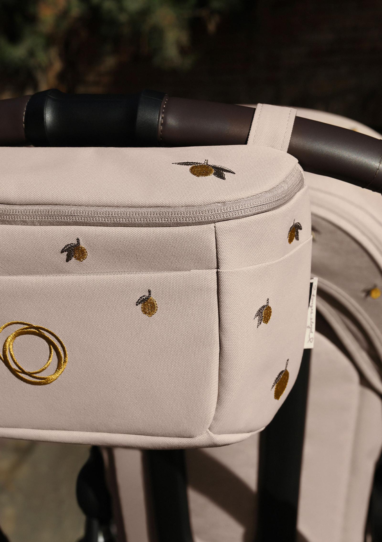 Bugaboo Organizer 'X Konges Sløjd' Wüstentaupe: Nahansicht der Tasche am Kinderwagen-Schiebegriff platziert