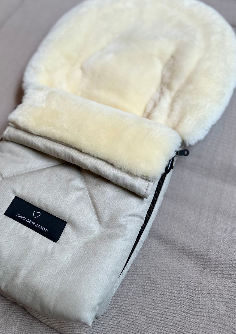 KIND DER STADT Premium Lammfell-Fußsack für Babywanne & Kinderautositz beige