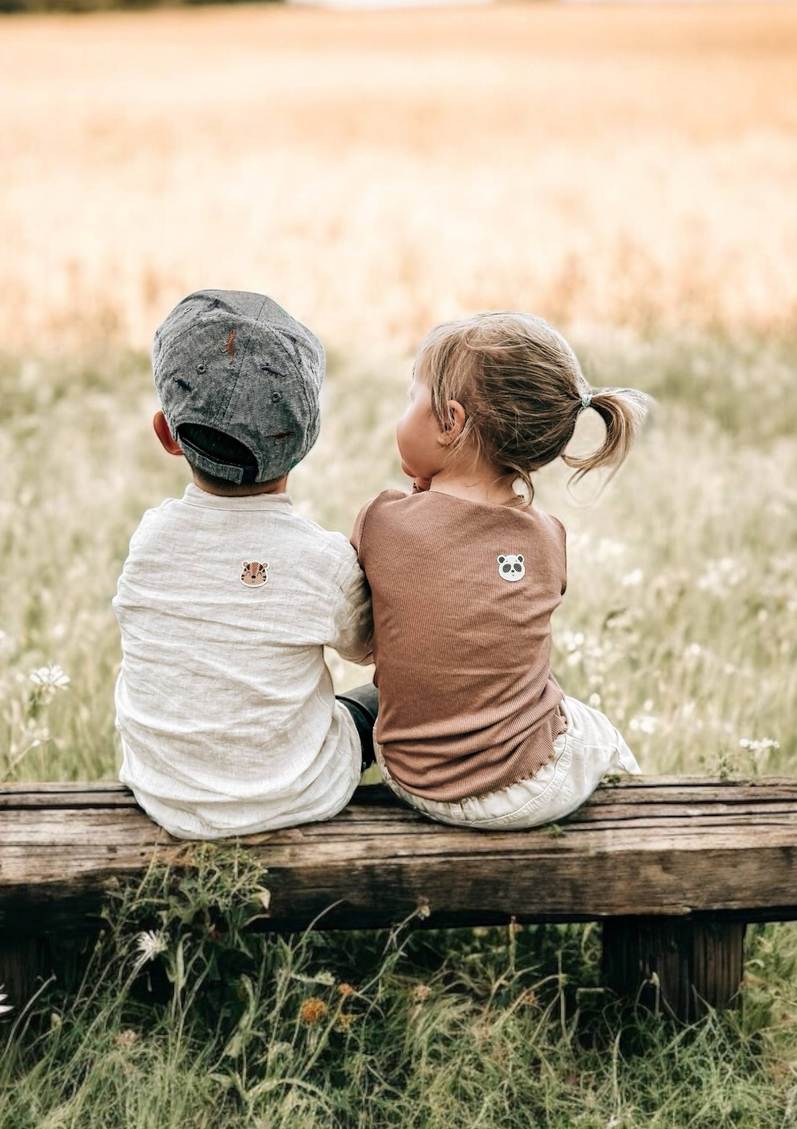 Anti-Mücken-Sticker 'Wildlife – Kinder mit Stickern an T-Shirts (Rückseite)