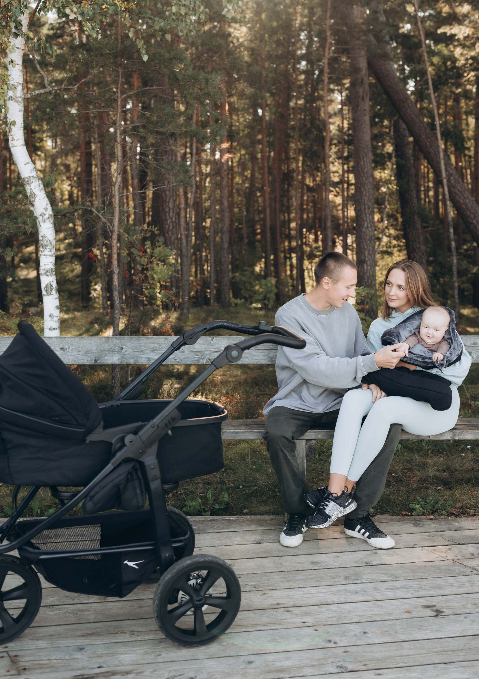 Familie im Wald mit TFK Kombi-Kinderwagen 'Mono 3' Schwarz