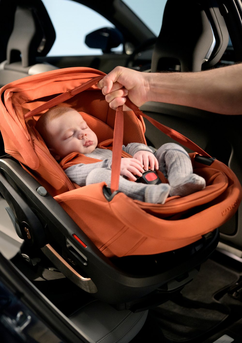 Baby schläft in Maxi-Cosi Babyschale 'Coral Slide Pro' Copper Terra