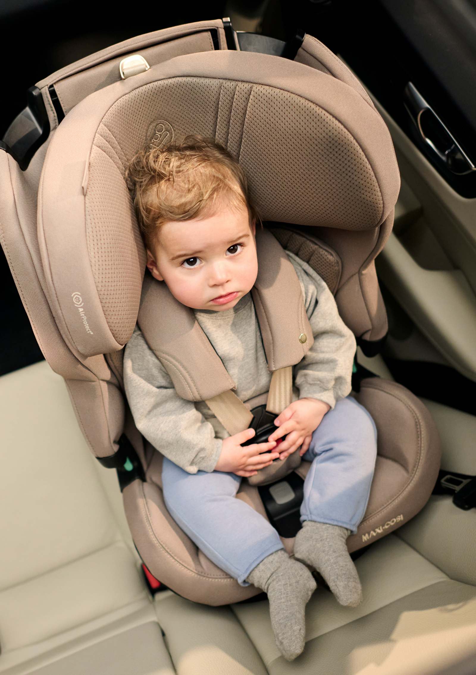 Kleinkind sitzt im Maxi-Cosi Kindersitz 'Pearl XL Slide Pro' Authentic Truffle