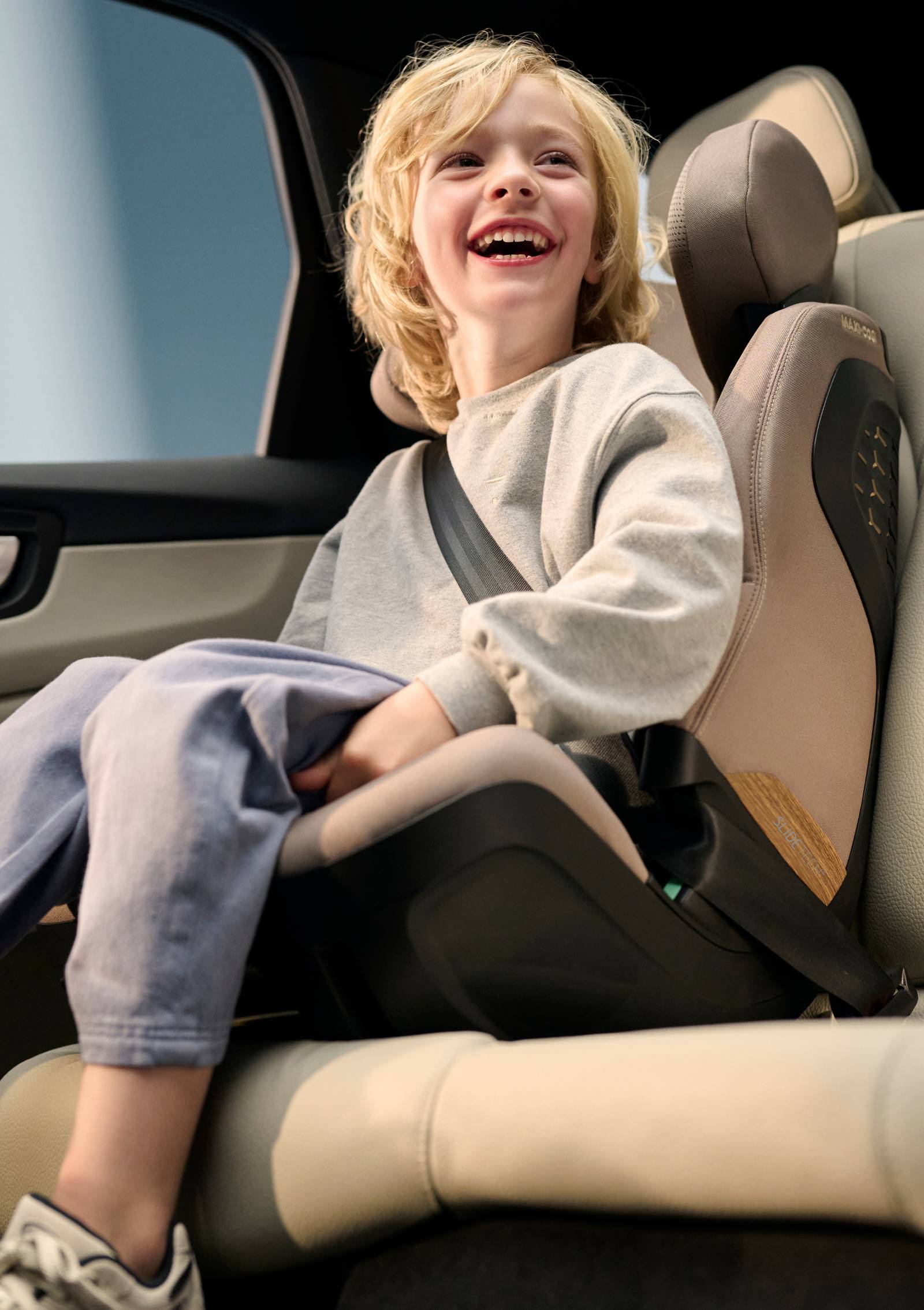 Kind sitzt im Maxi-Cosi Kindersitz 'Pearl XL Slide Pro' Authentic Truffle 