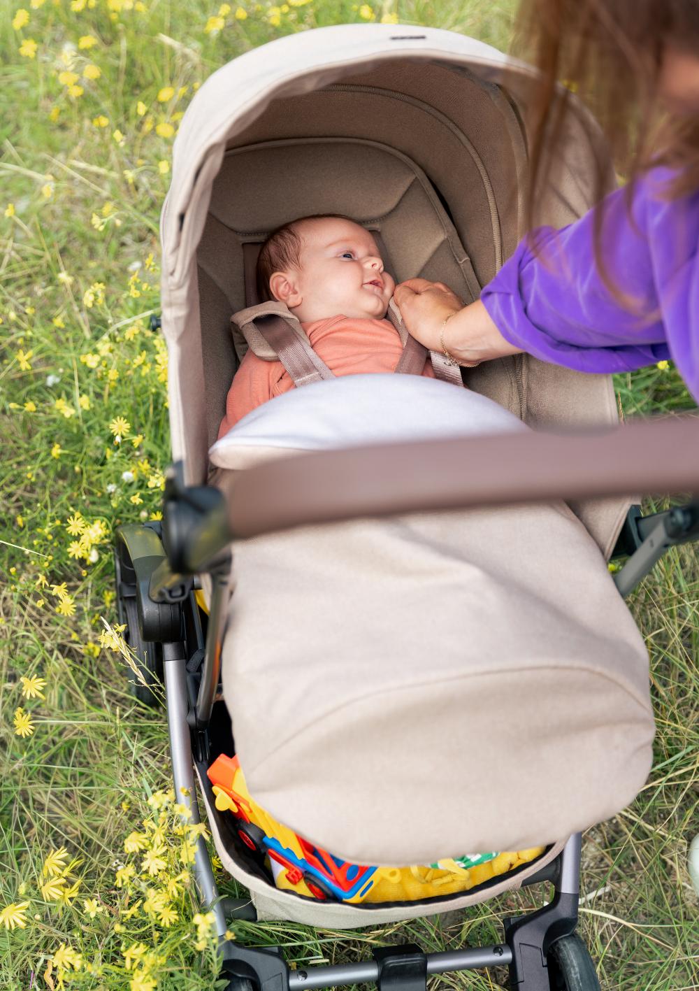 Neugeborenes im Joolz Neugeborenen-Sitz 'Aer2 Nest to Seat' Sandy Taupe