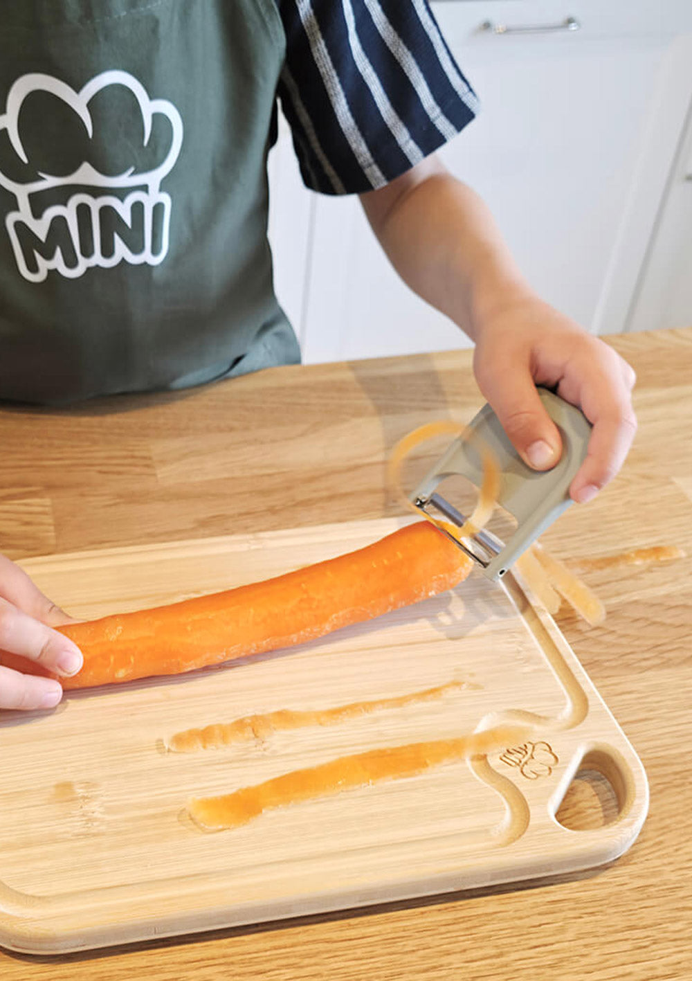 MINI Family MINI Küchenset grün - Schäler in Anwendung