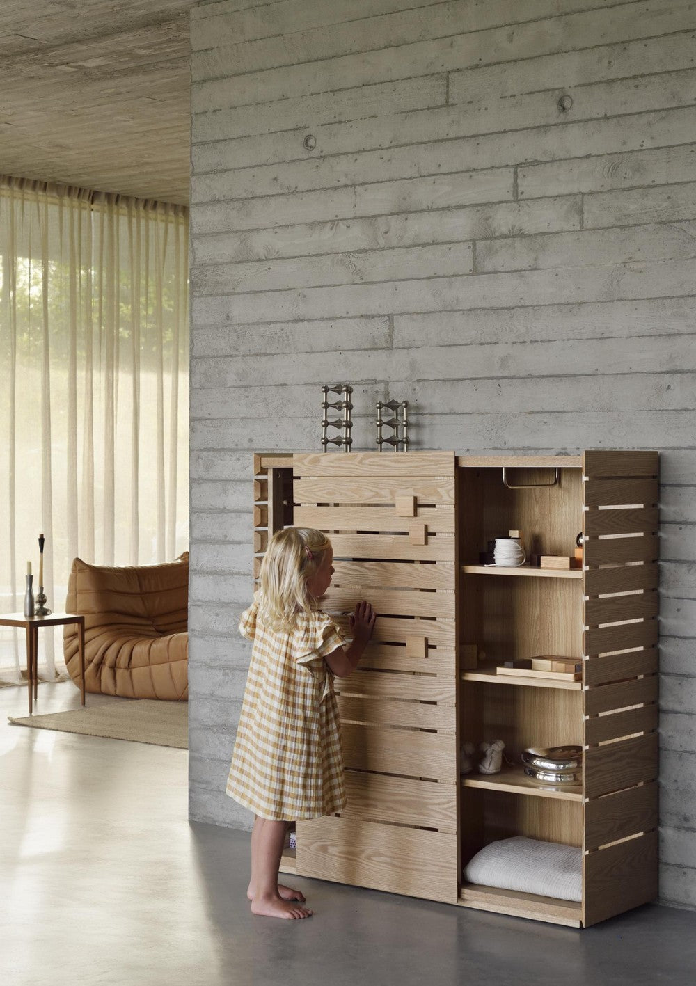 Mädchen spielt mit verstellbaren Blöcken am Quax Aufbewahrungsschrank Honey Ash