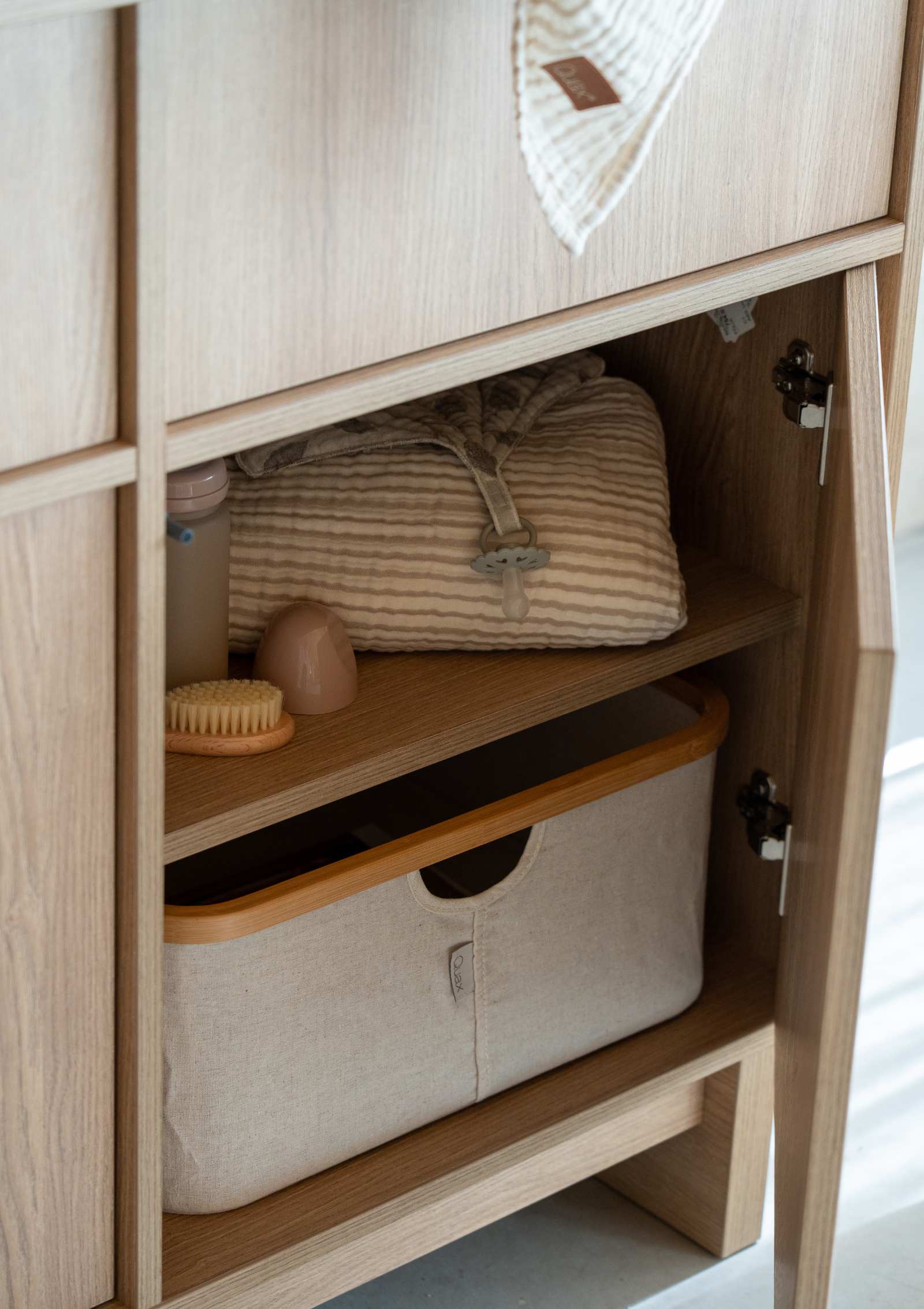 Quax Aufbewahrungskorb 'Kyo' Beige Natural in (Wickel-)Kommode platziert