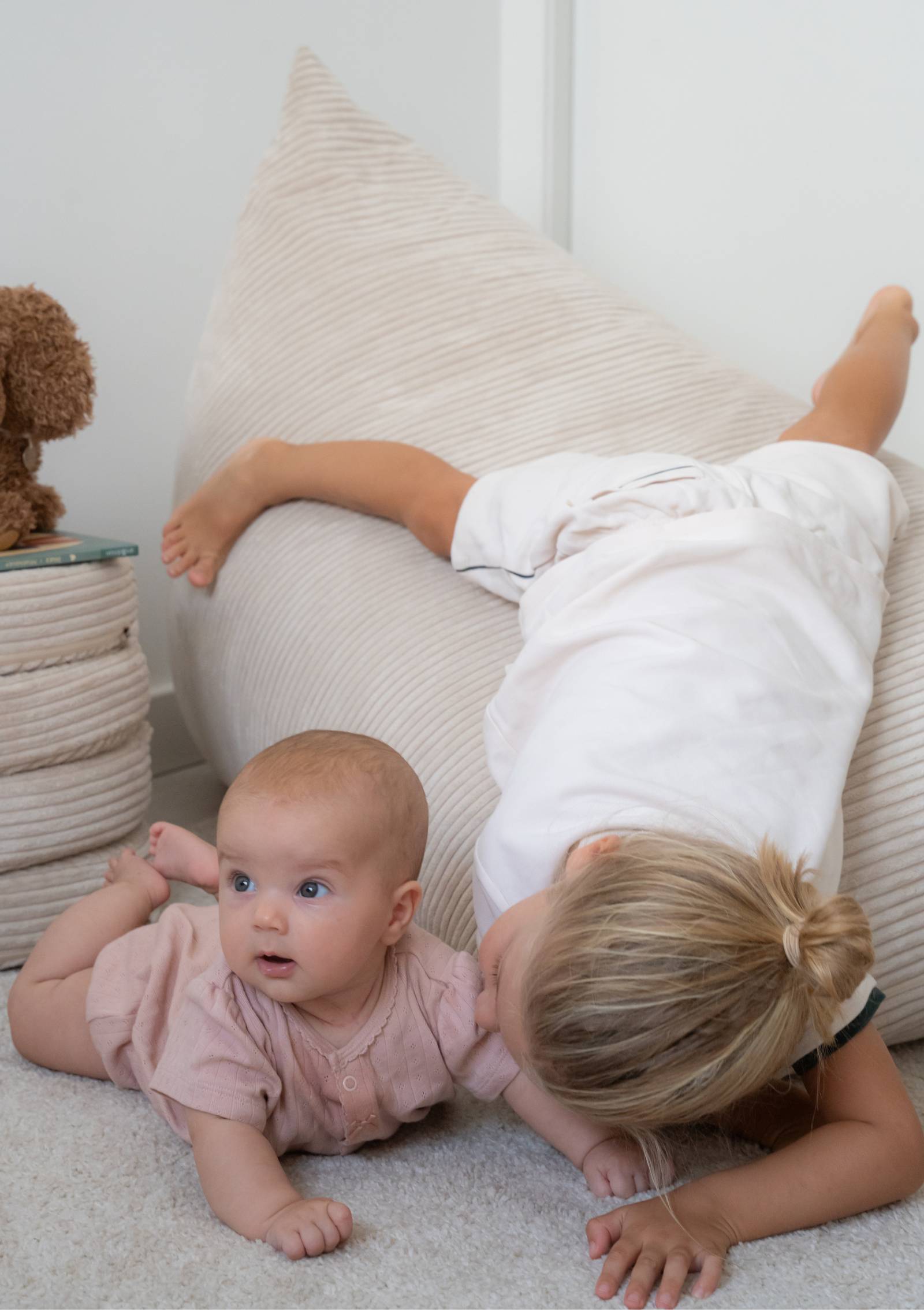 Kinder spielen mit Funzy Lounger Sitzsack Cord Creme Beige