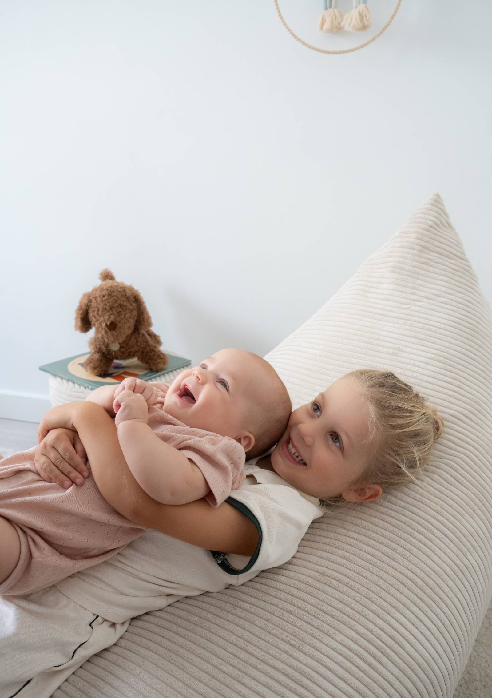 Kinder kuscheln auf Funzy Lounger Sitzsack Cord Creme Beige