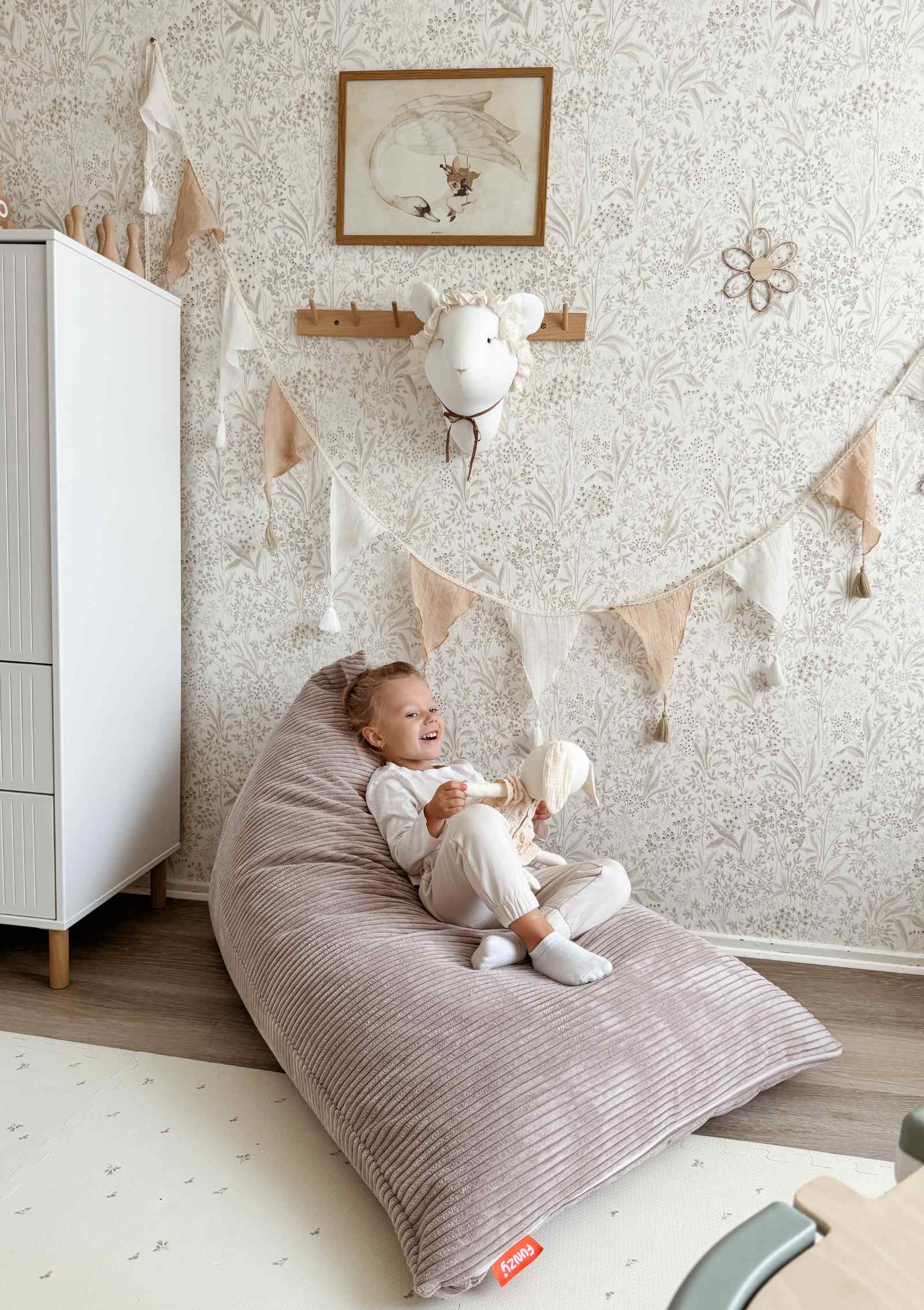 Mädchen liegt auf Funzy Lounger Sitzsack Cord Kirschblüte Rosa