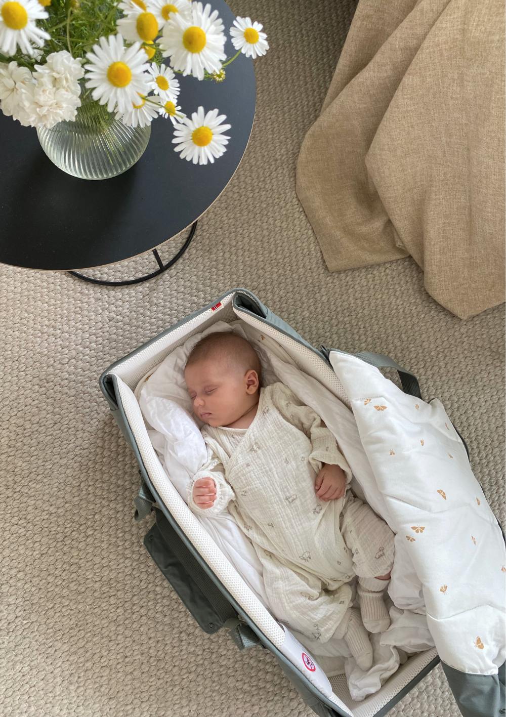 Baby schläft in Voksi Babytragetasche 'Carry Me' Meadow Green Leaf