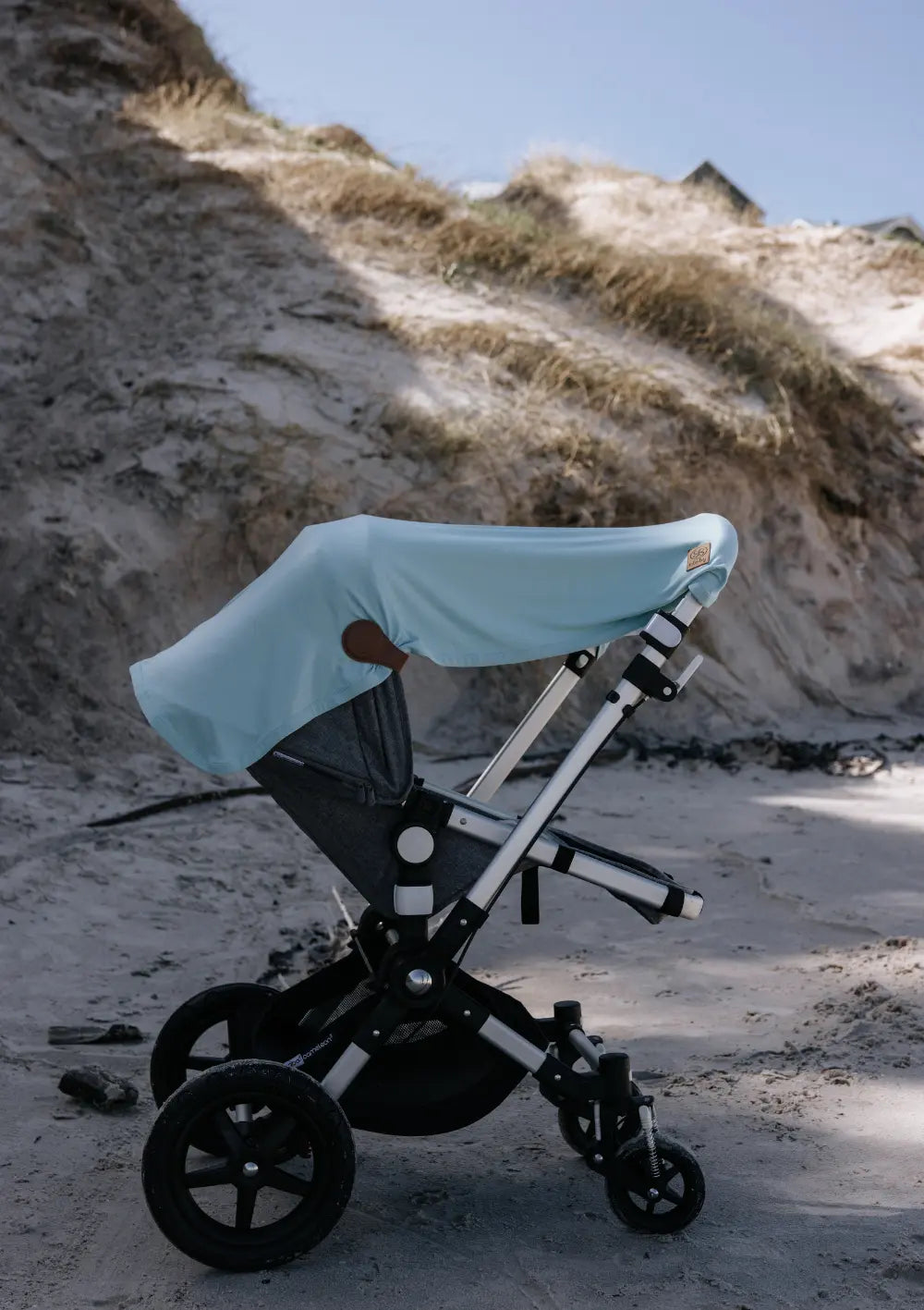 Cloby Multifunktionale UV-Decke UPF 50+ Sea Blue am Kinderwagen befestigt