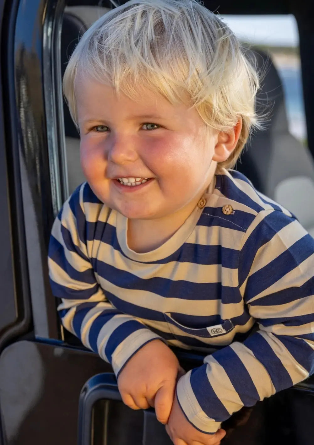 Junge trägt Cloby Langarmshirt UPF 50+ Navy/Sandy Stripe