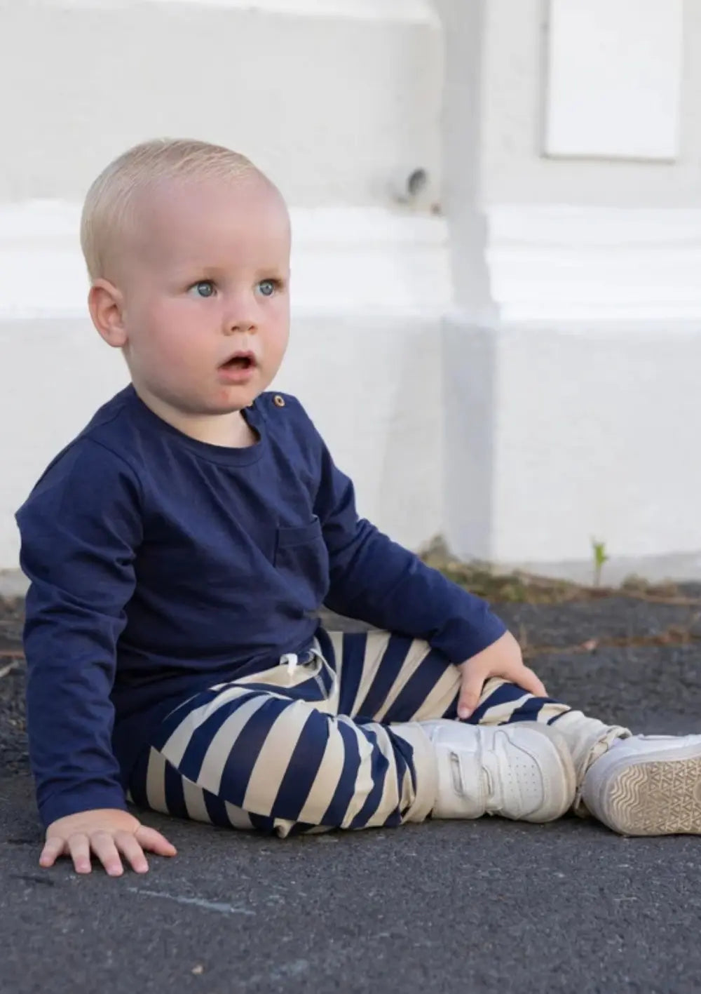 Junge trägt Cloby Jogginghose UPF 50+ Navy/Sandy Stripe