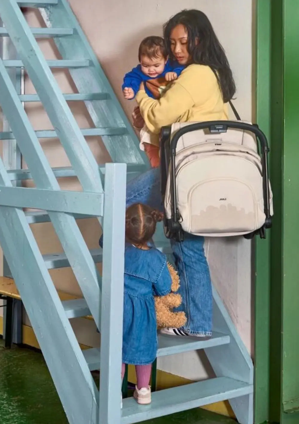 Joolz Buggy 'Aer2' Calming Beige Frau mit Baby im Arm trägt Joolz Buggy 'Aer2' Calming Beige