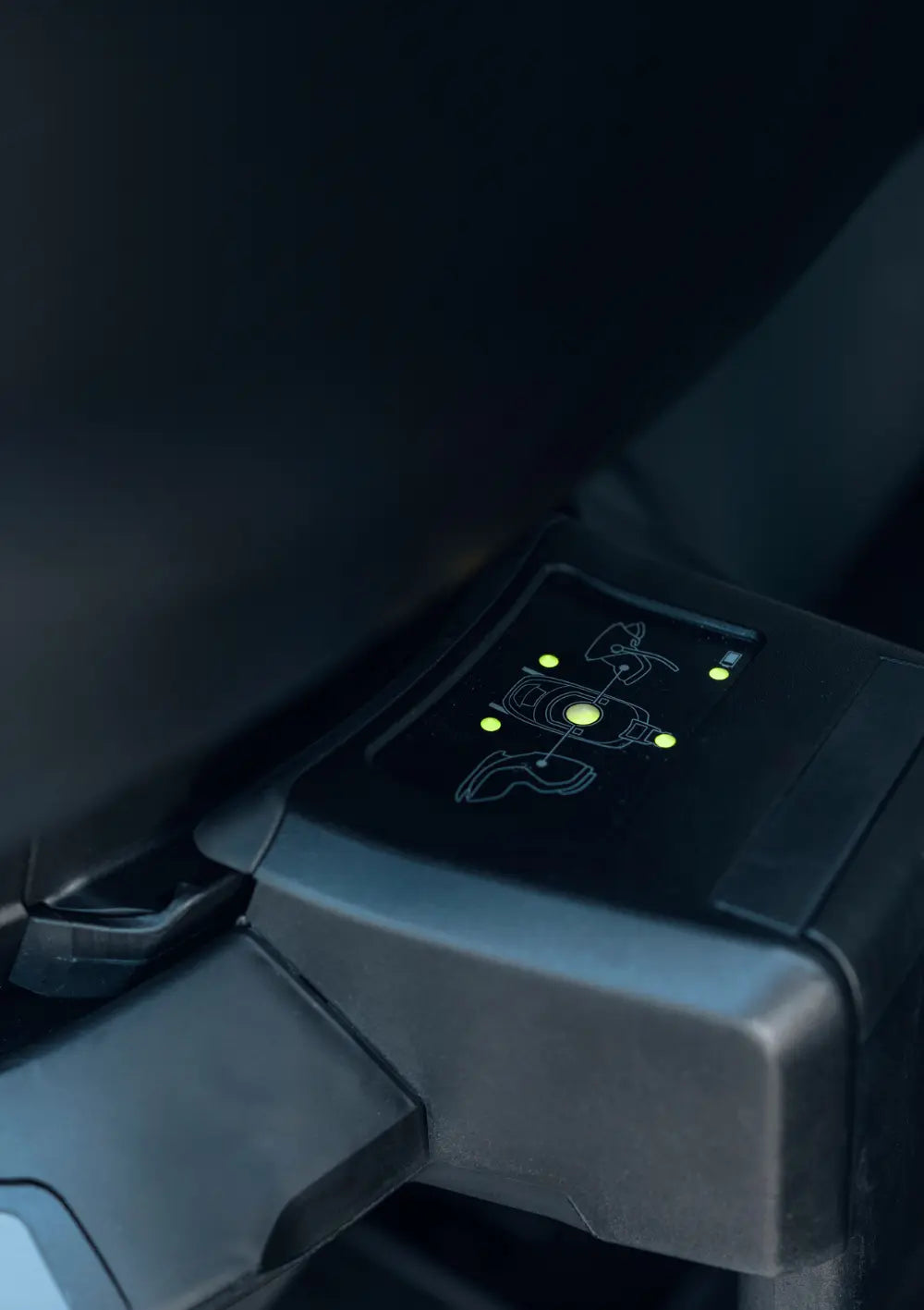 Thule Kindersitz 'Elm Connect 360' Darkest Blue (Nahaufnahme Anzeige ISOFIX-Base)