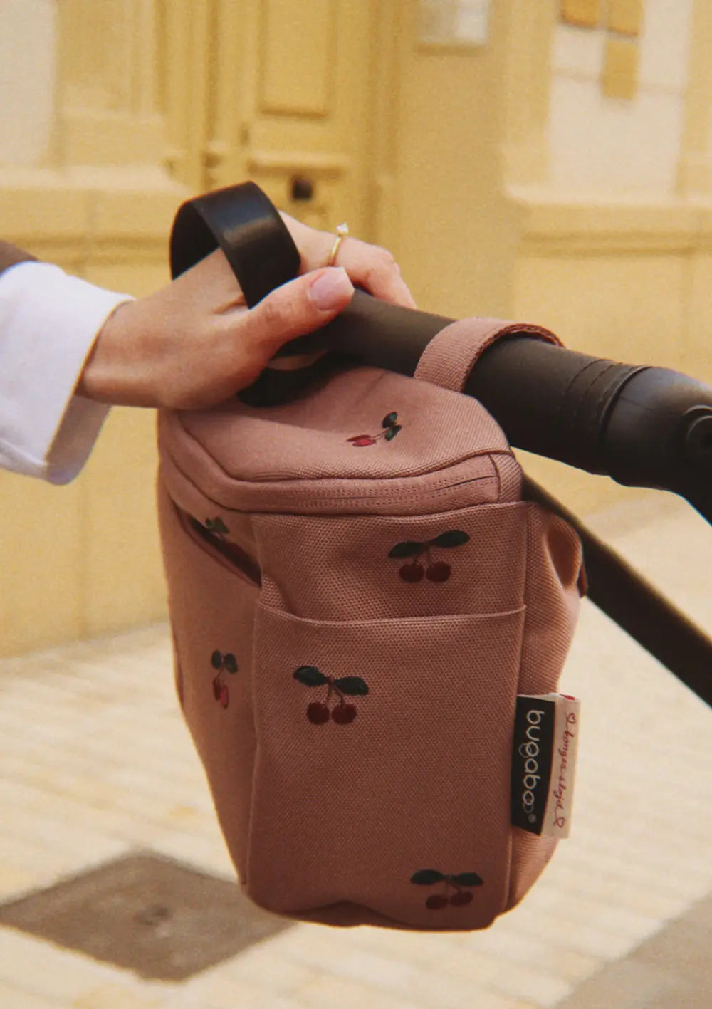 Bugaboo Organizer 'x Konges Sløjd' Dusty Pink / Cherry am Kinderwagengestell befestigt