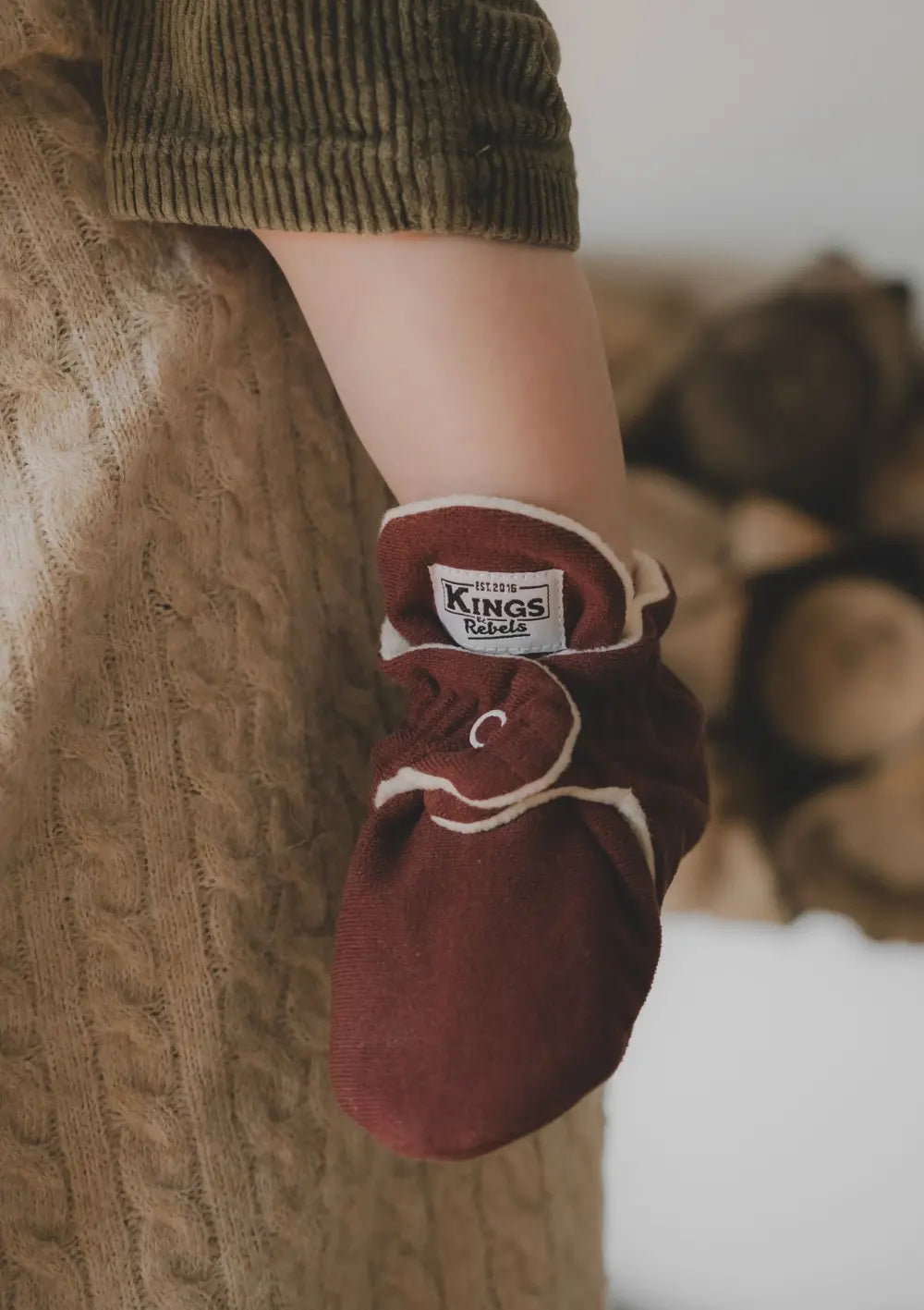 Kings & Rebels Bootie Gamuza Cranberry an einem Babyfüßchen