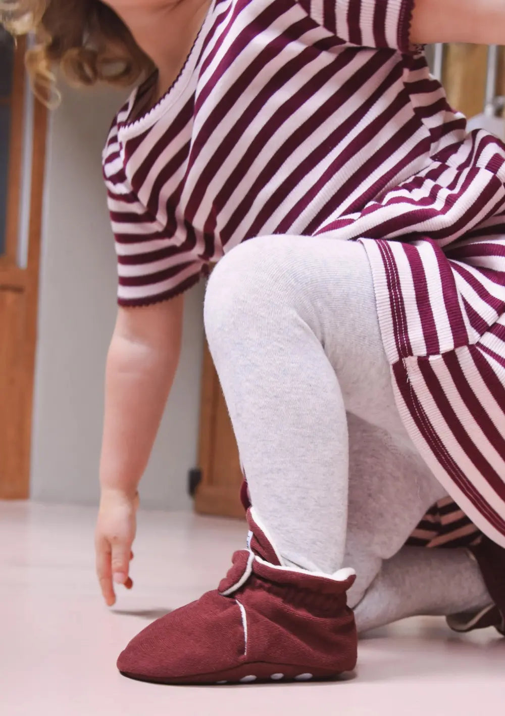 Mädchen mit Streifenkleid trägt die farblich dazu passenden Kings & Rebels Booties Gamuza Cranberry