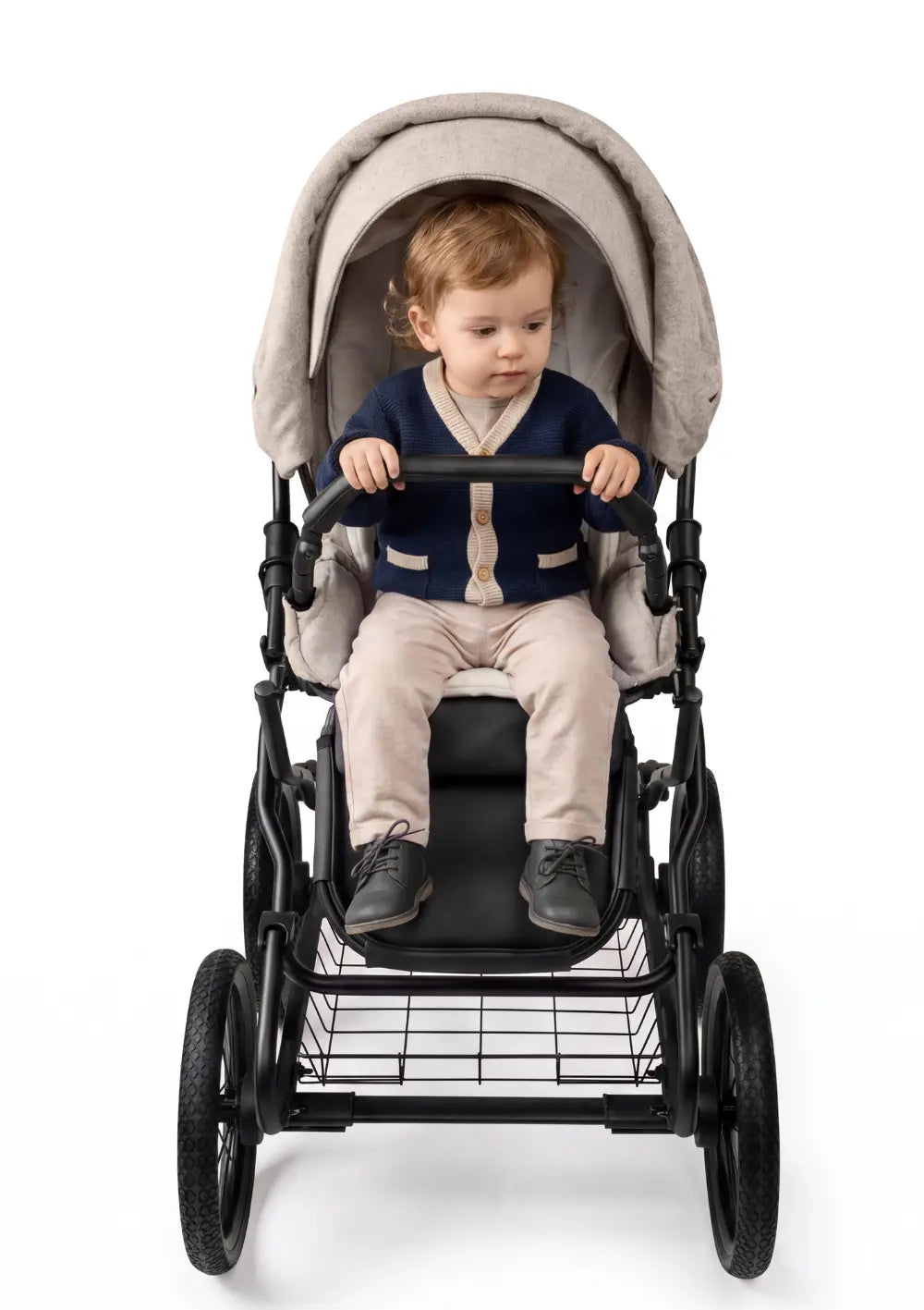 Kleinkind sitzt im Sportsitz des Angelcab Kinderwagena 'C3-Series' Upminster 