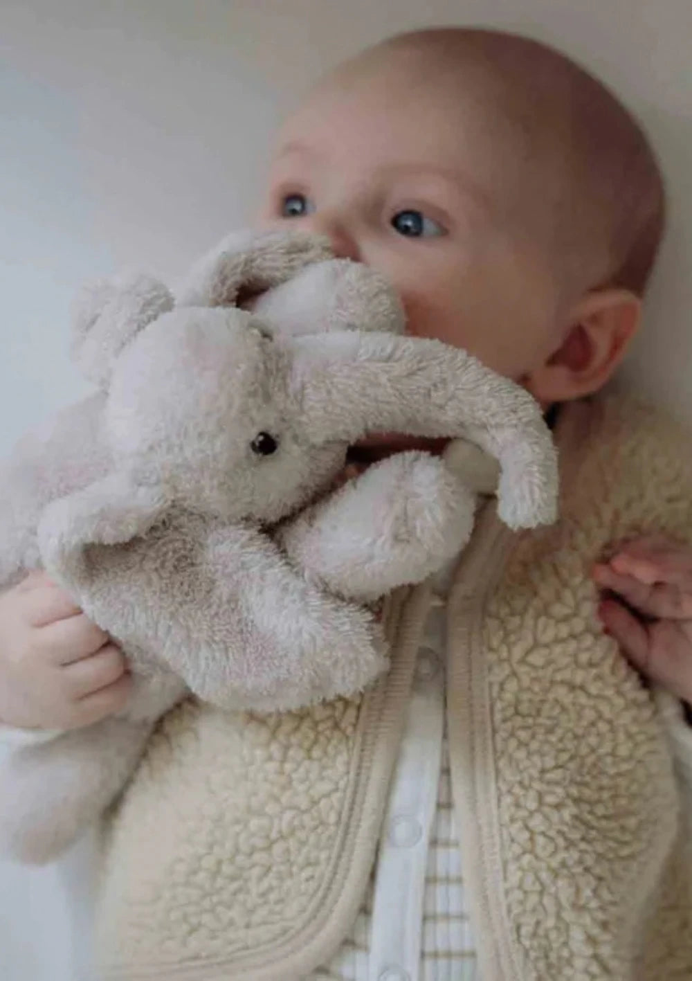 Baby beim Kuscheln mit flow AMSTERDAM Plüsch-Elefant mit Nachtlicht 'George' blush